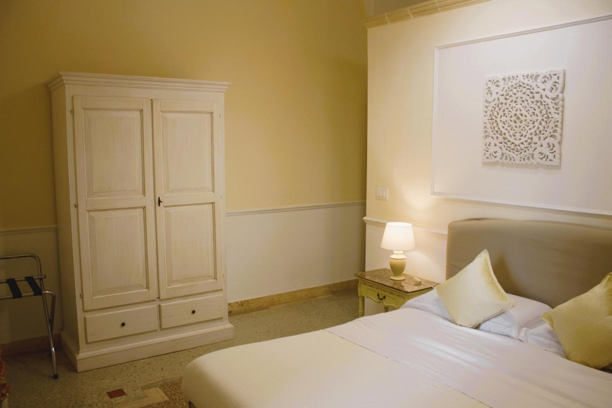 Dimora Le Tre Muse Guesthouse Lecce Exterior photo